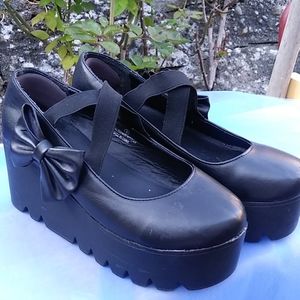 Black maryjane Platforms size 8 with bow